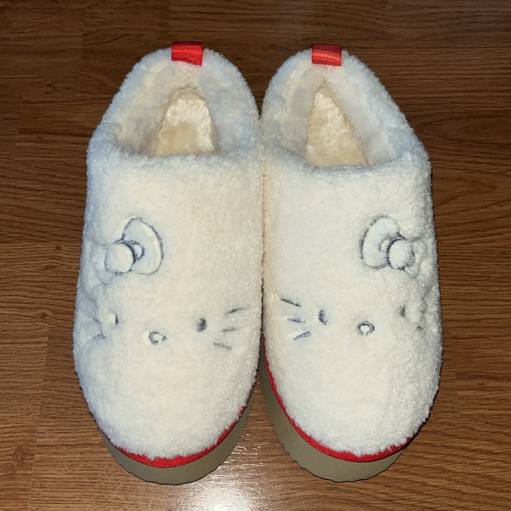 Hello Kitty “Uggs” by Kira NY ⭐️New in box